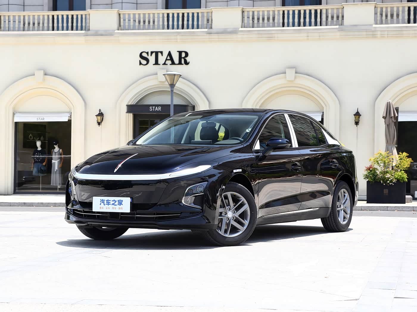Hongqi E-QM5 610 PLUS 2025